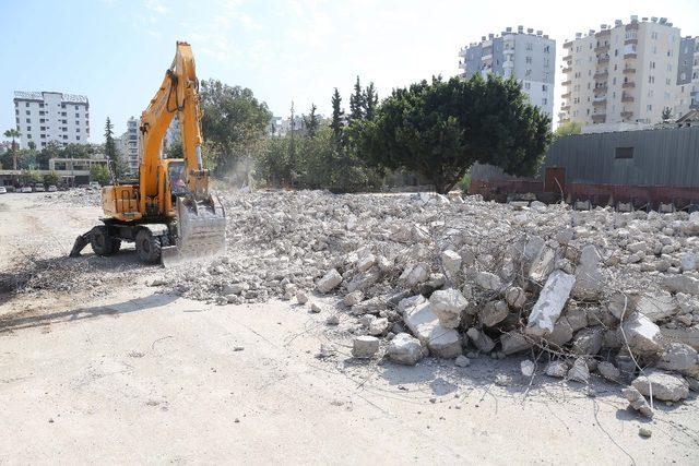 Mezitli’de kent meydanı için ilk adım atıldı