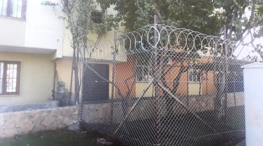 Bağlar Belediyesi, parkların g&ouml;r&uuml;nt&uuml;s&uuml;n&uuml; bozan yapı ve tel &ouml;rg&uuml;leri kaldırıyor