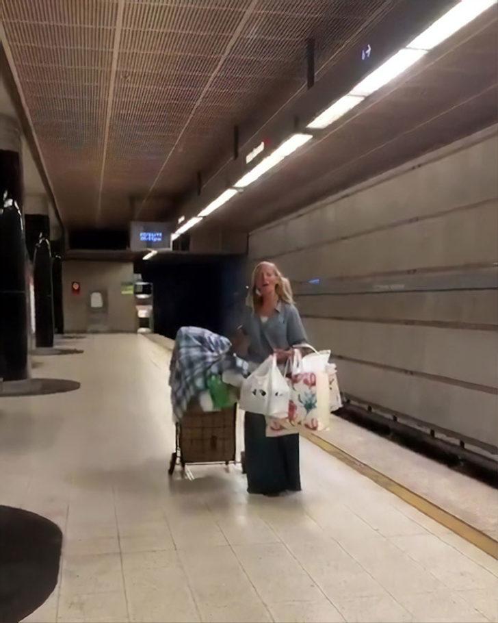 Metroda opera yapan evsiz kadın viral oldu! G3