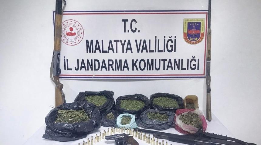 Esrar ve silahlar ele ge&ccedil;irildi