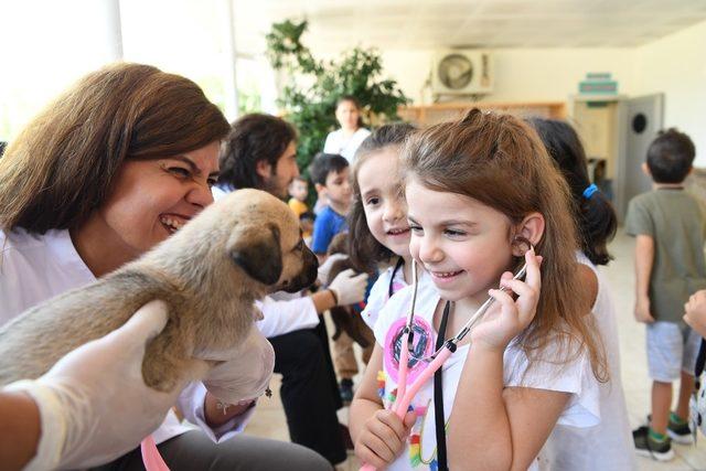 Minik öğrenciler köpeğin kalp atışını dinledi