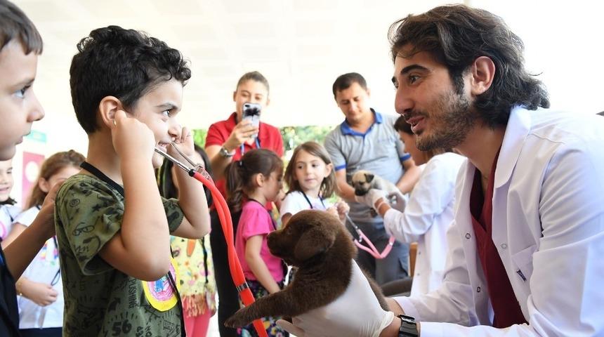 Minik &ouml;ğrenciler k&ouml;peğin kalp atışını dinledi