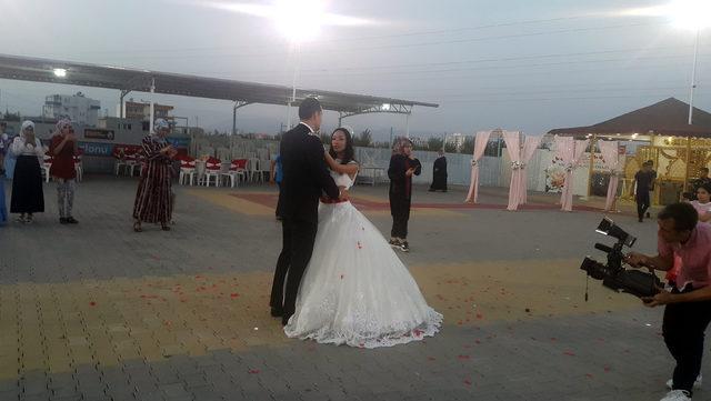 Paris te tanışıp Kahta da evlendiler 2