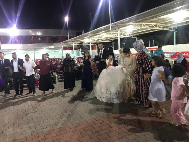 Paris te tanışıp Kahta da evlendiler 3