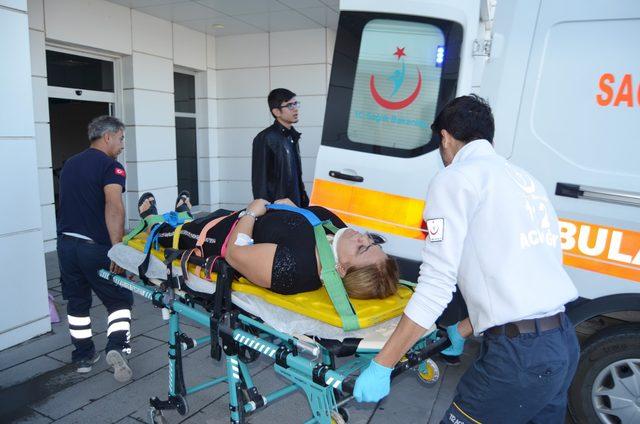 Lastiği patlayan otomobil, şarampole devrildi: 4 yaralı