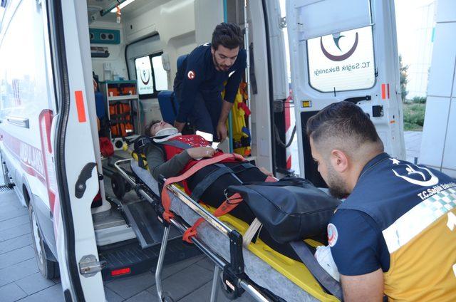 Lastiği patlayan otomobil, şarampole devrildi: 4 yaralı