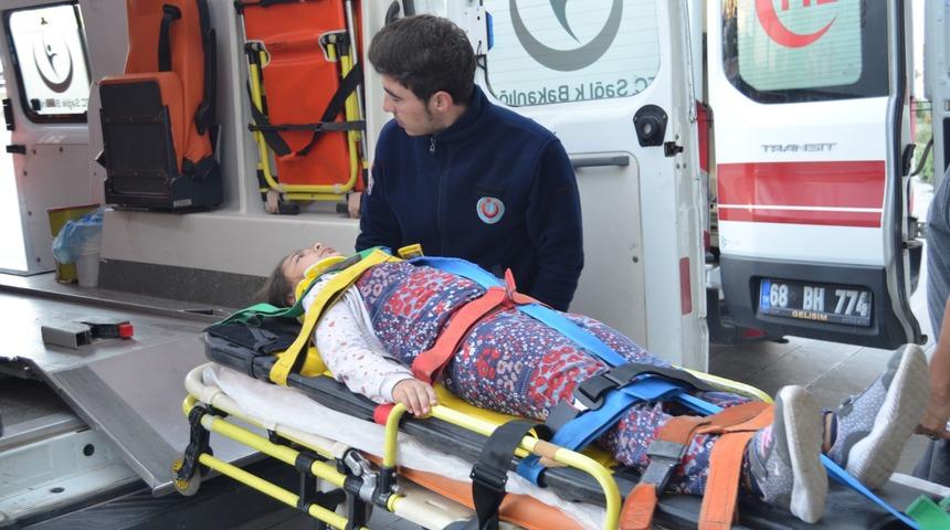 Lastiği patlayan otomobil, şarampole devrildi: 4 yaralı