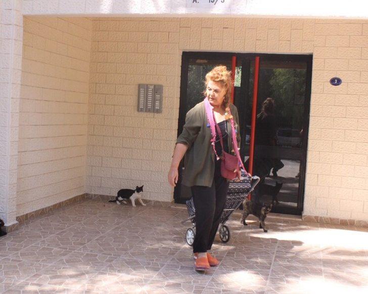 Yeşilçam'ın güzeli Fatma Belgen pazarda bere satıyor G4