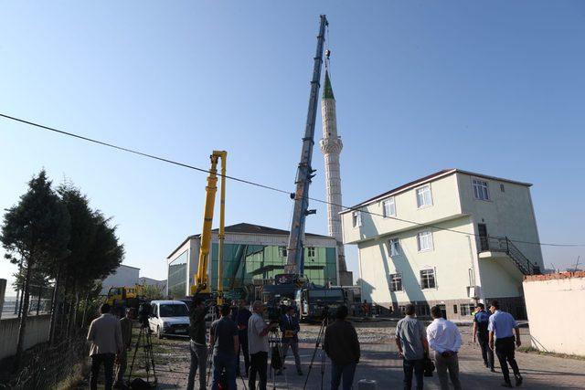 Arnavutköy'de hasar gören minarenin yıkımına başlandı 