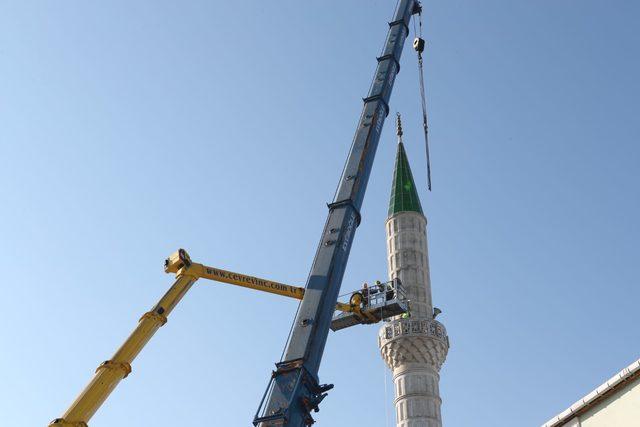 Arnavutköy'de hasar gören minarenin yıkımına başlandı 