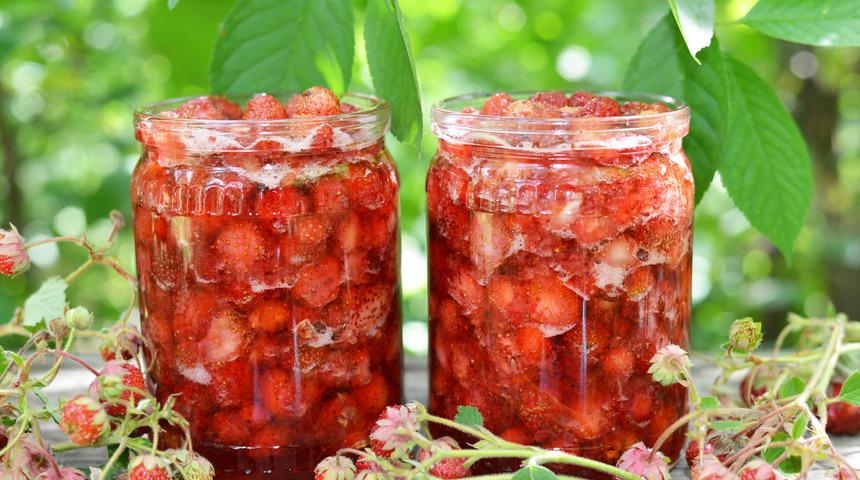 Bu turşu çeşitleri bir başka: Çilekten kozalağa kadar turşu yapıyor