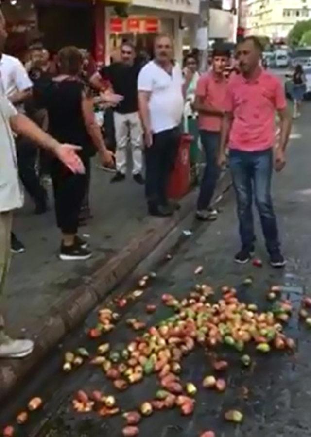 Zabıta seyyar satıcının incirlerini döktü, çevredekiler para verdi