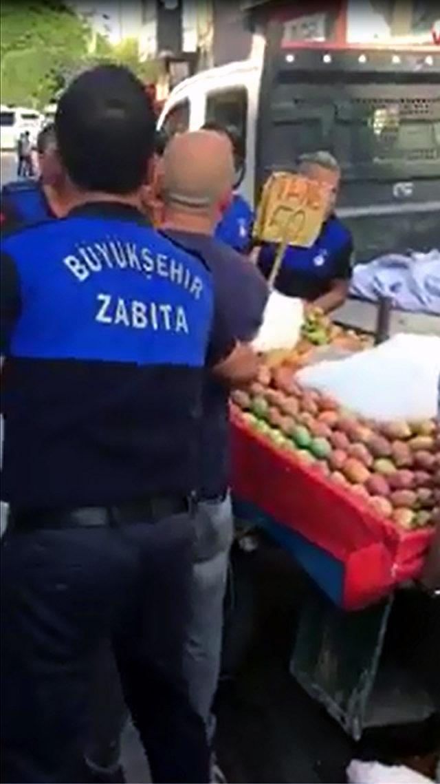 Zabıta seyyar satıcının incirlerini döktü, çevredekiler para verdi