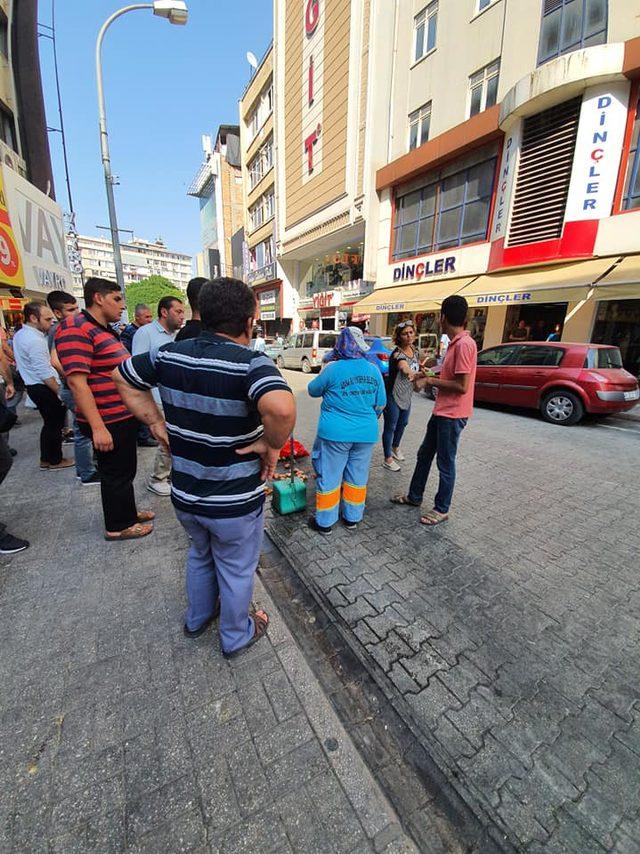 Zabıta seyyar satıcının incirlerini döktü, çevredekiler para verdi