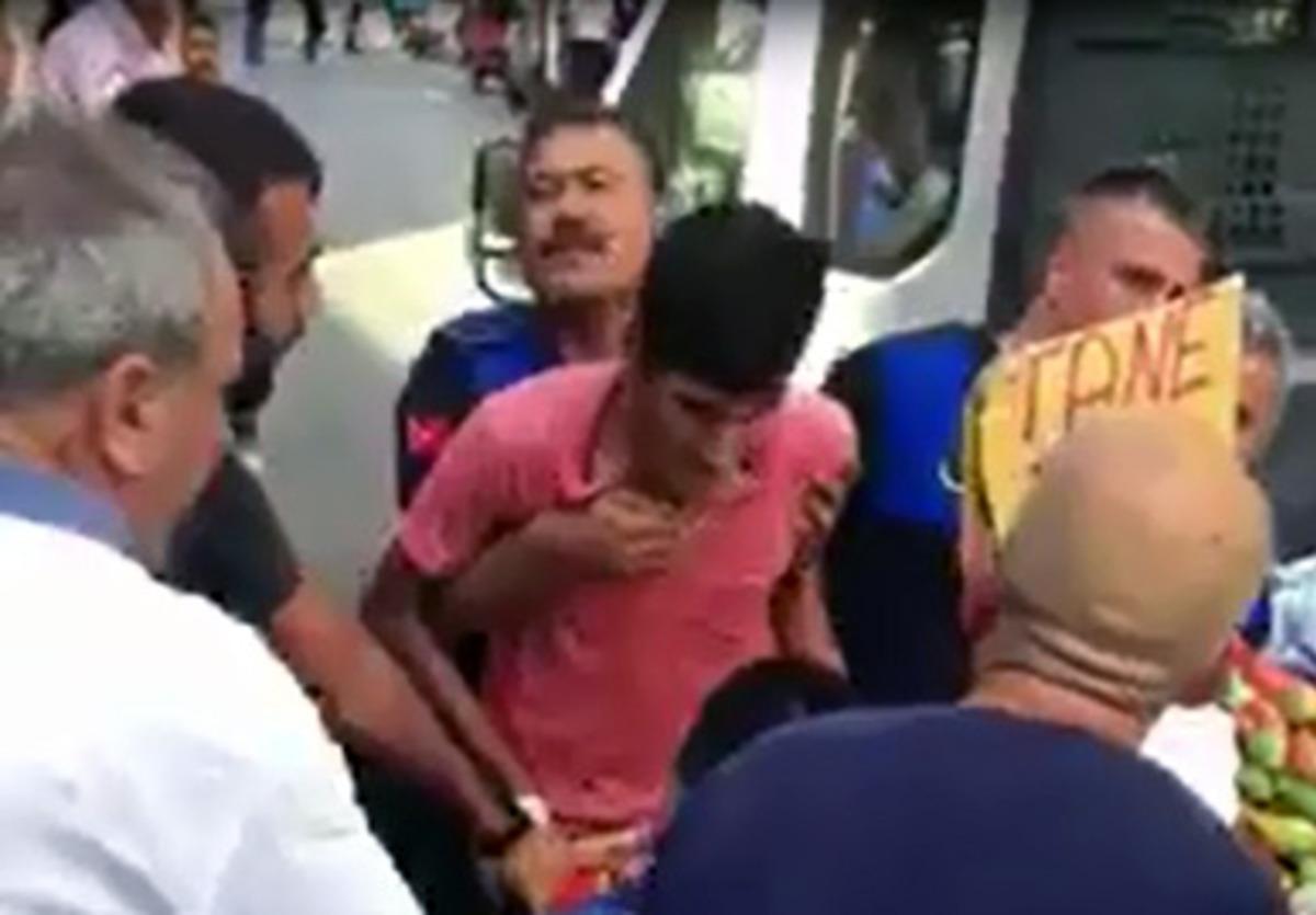 Zabıta seyyar satıcının incirlerini d&ouml;kt&uuml;, vatandaşlar zabıtaya incir attı