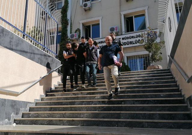 Kadıköy'de turistleri dolandıran sahte polisler kamerada 