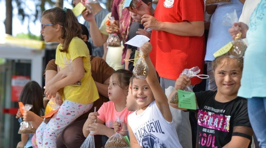 Sokak hayvanlarını beslediler