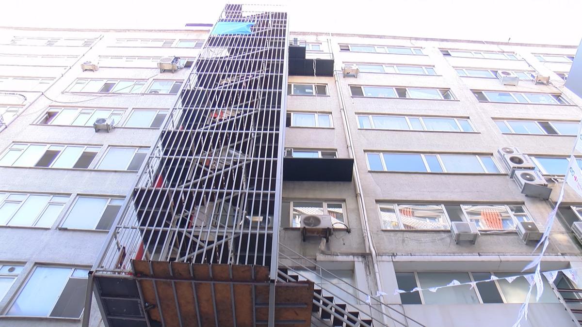 Hayat kurtarmak i&ccedil;in yapıldılar ama &ccedil;ıkışları yok! İşte İstanbul'un yangın merdivenleri...