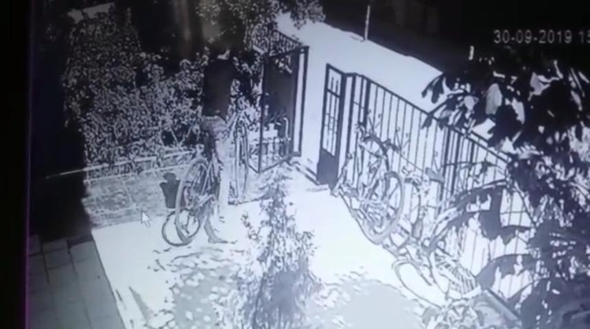 İzmir&rsquo;de bisiklet hırsızlıkları kameralara yakalandı