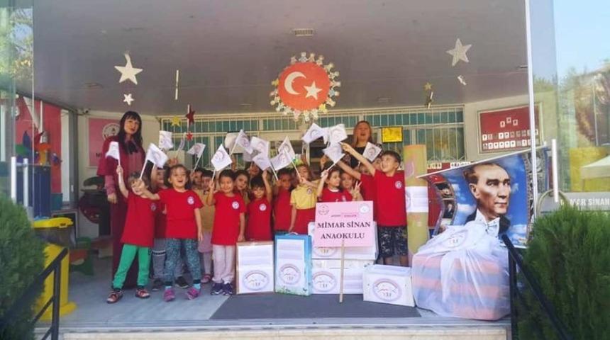 Aydınlı miniklerden, kardeşlerine kocaman yardım eli