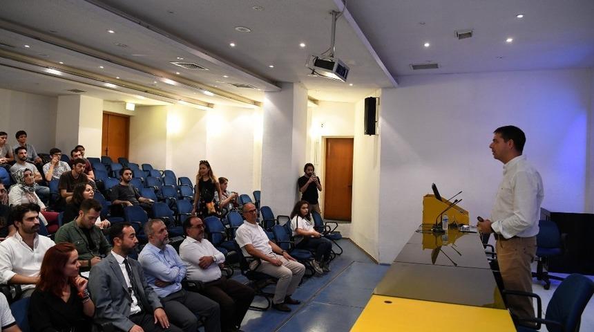 SA&Uuml; Rekt&ouml;r&uuml; Savaşan İletişim Fak&uuml;ltesinde Sekt&ouml;r Dersine katıldı