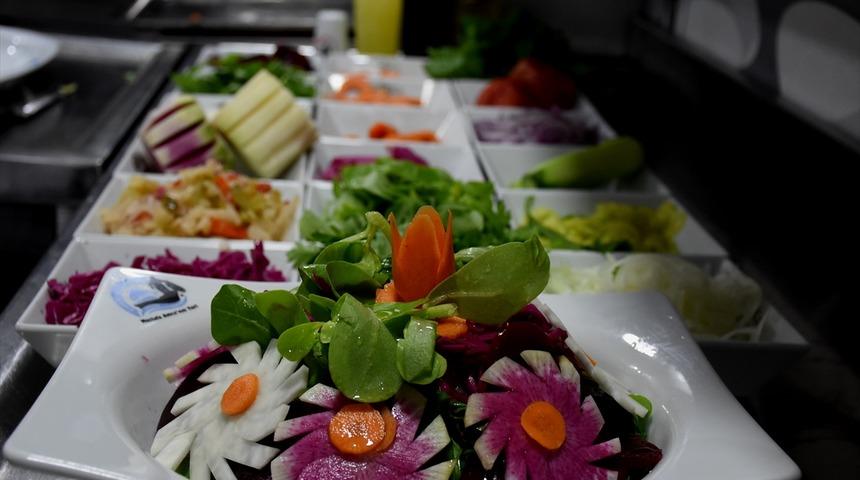 Ünü sınırları aştı! İşte Amasra salatası yapımı 