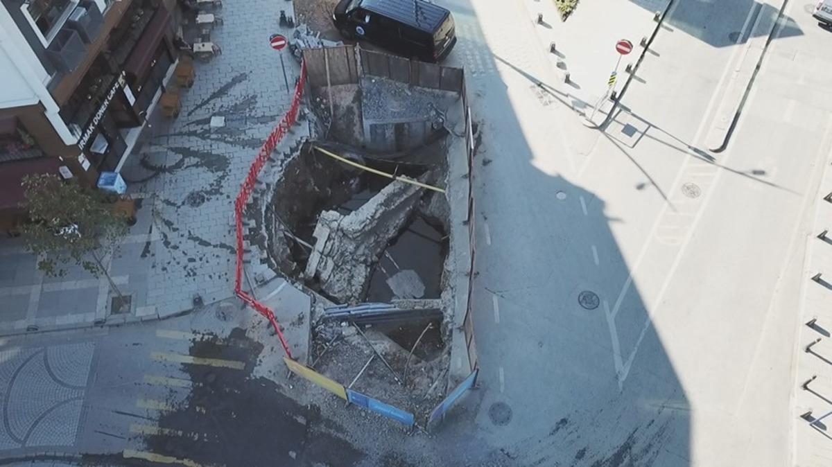 &Uuml;sk&uuml;dar'da şaşırtan g&ouml;r&uuml;nt&uuml;! Asfaltın hemen altından tarihi kalıntılar &ccedil;ıktı