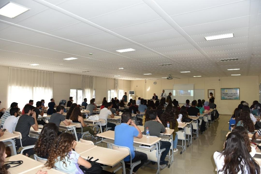 D&Uuml;&rsquo;de &ouml;ğrencilere idari mahkemelerin g&ouml;revi konferansı