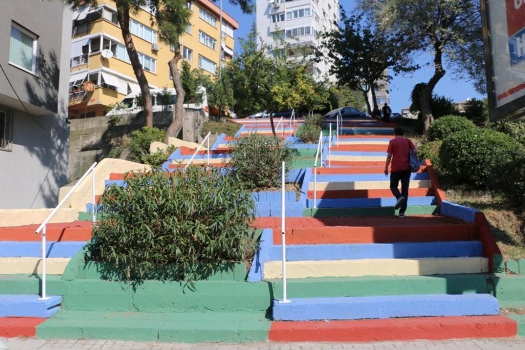 Kartal kışı reng&acirc;renk karşılıyor