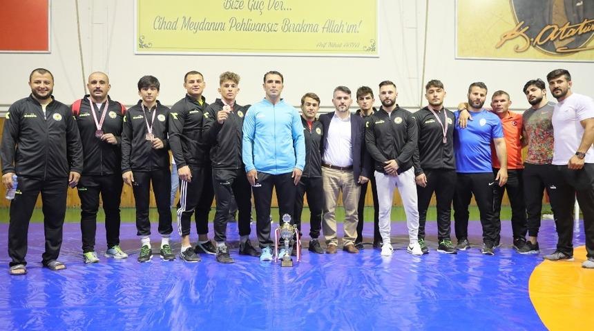 Sivaslı pehlivanlar T&uuml;rkiye 3.&rsquo;s&uuml; oldu