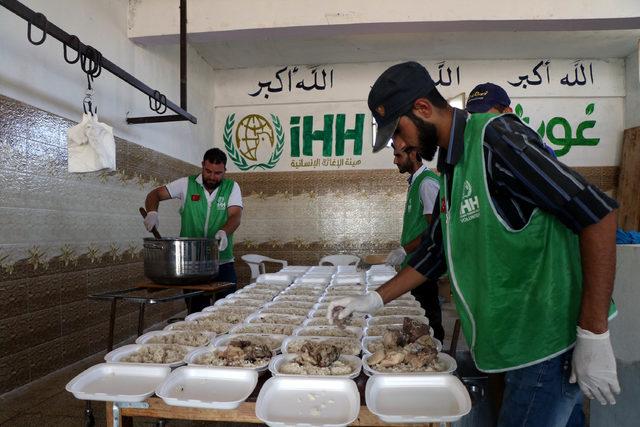 Kamplardaki 70 bin Suriyeliye sıcak yemek