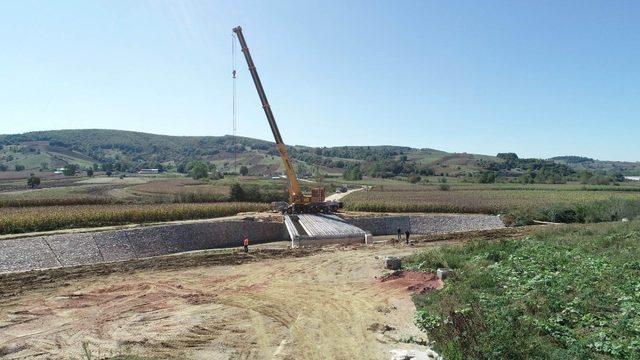 İki mahalleyi birleştirecek köprünün kirişleri yerleştirildi