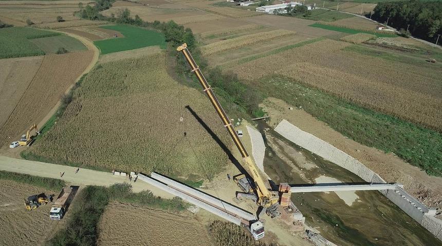İki mahalleyi birleştirecek k&ouml;pr&uuml;n&uuml;n kirişleri yerleştirildi