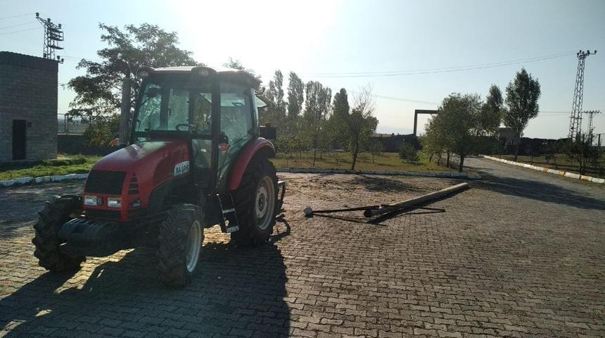 Kars&rsquo;ta elektrik direğini &ccedil;alan iki kişi su&ccedil;&uuml;st&uuml; yakalandı