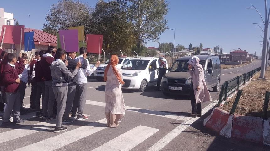 Taşlı&ccedil;ay Kaymakamı ara&ccedil;ları tek tek denetledi