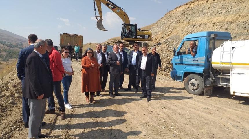 Aşkale&rsquo;de grup k&ouml;y yollarının yapımına başlandı