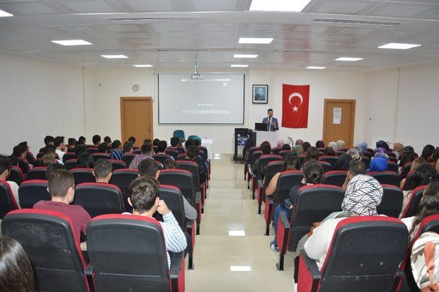 Niksar’da üniversite öğrencileri terör konusunda bilgilendirildi