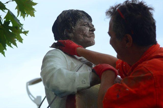 Atatürk büstü ve Deli Ayten heykeli bakımdan geçti