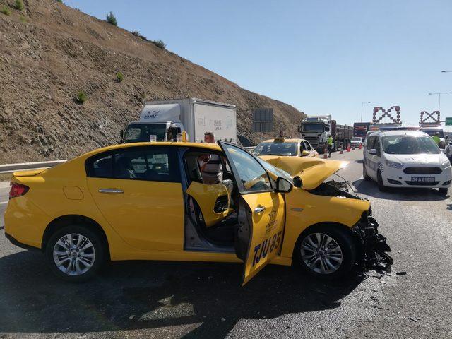 Arnavutköy'de taksiyle otomobil çarpıştı: 5 yaralı