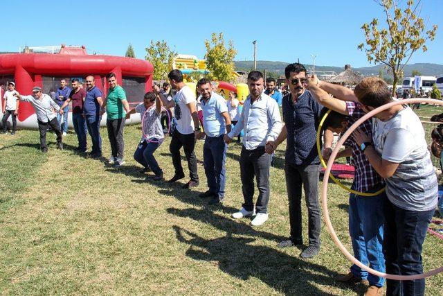 Fabrika çalışanları aile pikniğiyle yaza veda etti