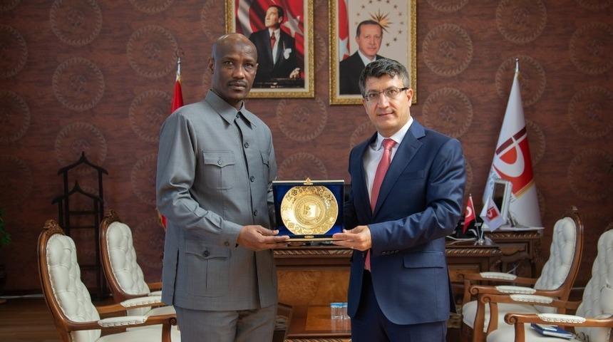 &Ccedil;ad B&uuml;y&uuml;kel&ccedil;isinden Rekt&ouml;r Taş&rsquo;a ziyaret