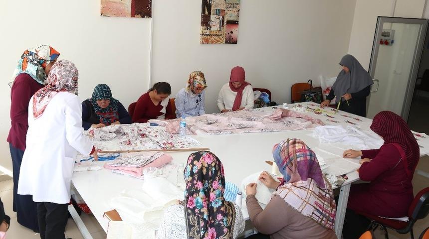 Meram&rsquo;da kadınlar, tekstilin t&uuml;m inceliklerini &ouml;ğreniyor