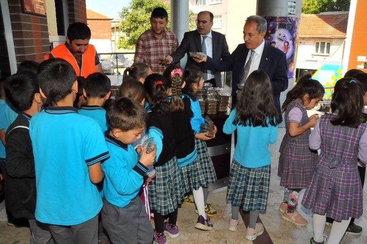 Akşehir Belediyesi çocuklara hayvan sevgisini aşılıyor G2