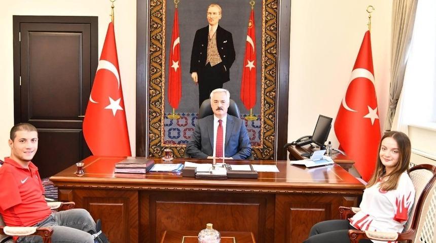 Isparta Valisi Seymenoğlu: "G&ouml;ğs&uuml;m&uuml;z&uuml; kabartıyor, g&ouml;zlerimizi yaşartıyorsunuz"