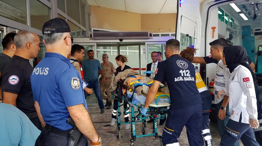 Amanoslar'da askeri ara&ccedil; devrildi: 2 şehit, 5 yaralı (2)