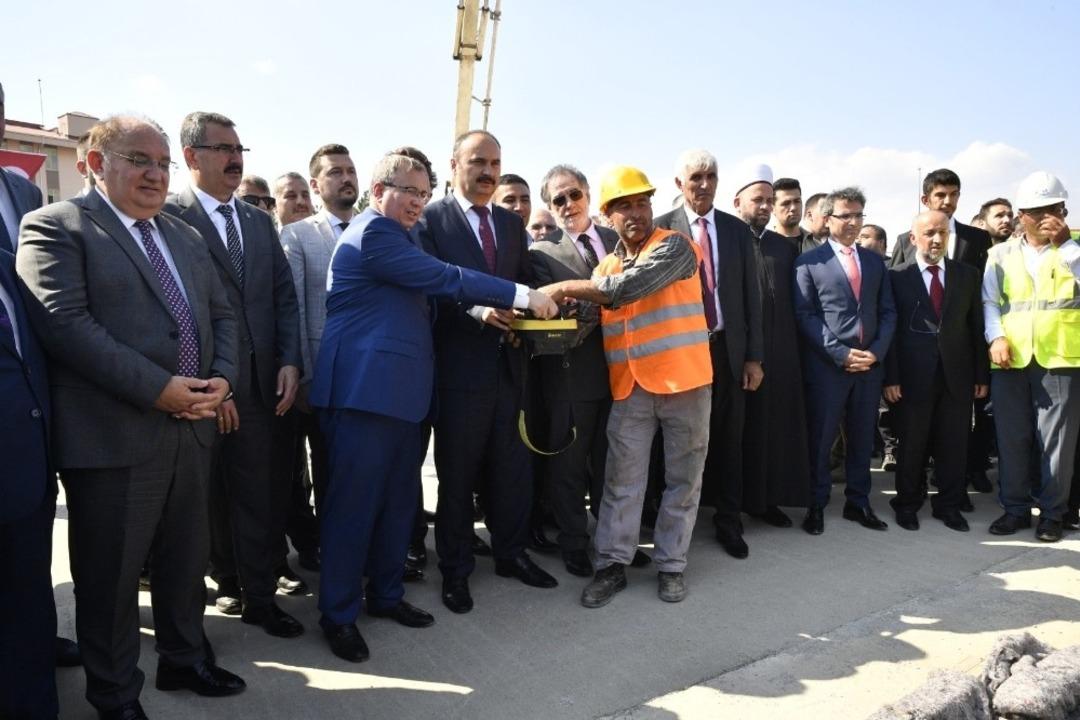 81 ilde kamp&uuml;s&uuml;nde camisi olmayan son &uuml;niversitede temel atıldı