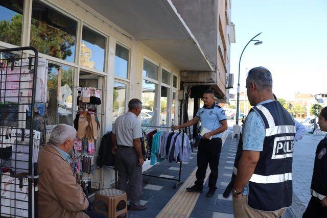 Manisa Büyükşehir zabıtasından kaldırım işgali denetimi