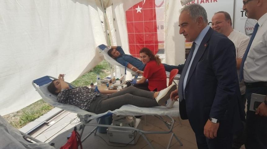 Rektör Turgut, Kızılay standını ziyaret etti