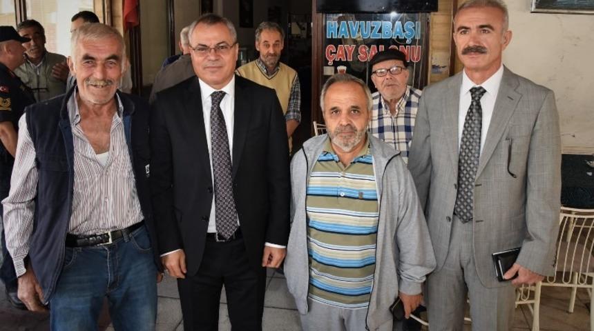 Manisa Valisi Deniz, iki vatandaşa sigarayı bıraktırdı