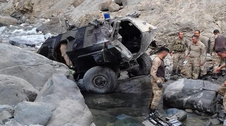 Hatay&rsquo;da askeri ara&ccedil; devrildi: 2 şehit, 5 yaralı